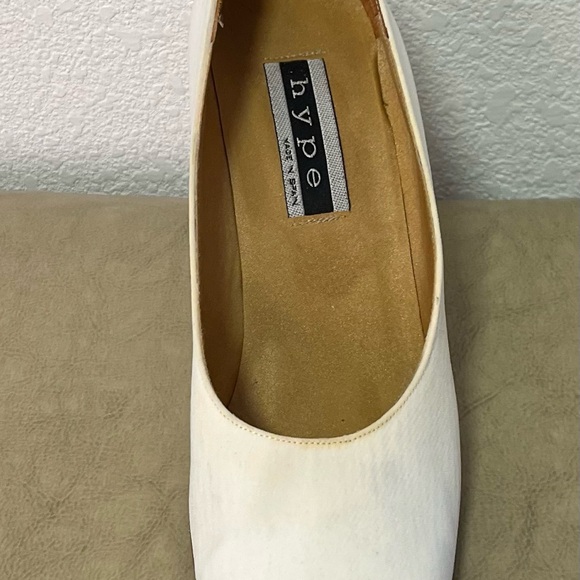 An 8.5B used pair of Hype Made in Spain Square Toe Block Heel White Leather Pump - Picture 13 of 16